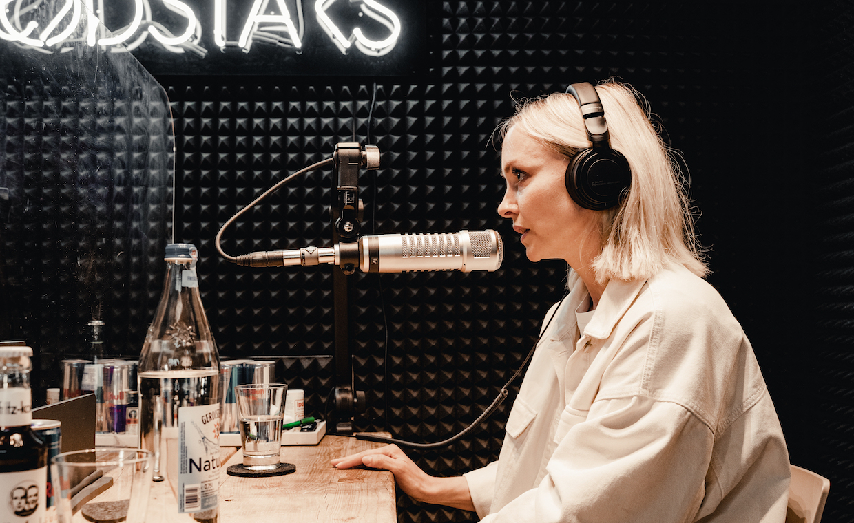 „Geld ist für mich ein emotionales Thema“ – Moderatorin Janin Ullmann im MONEY MONEY-Podcast – FinanceFWD