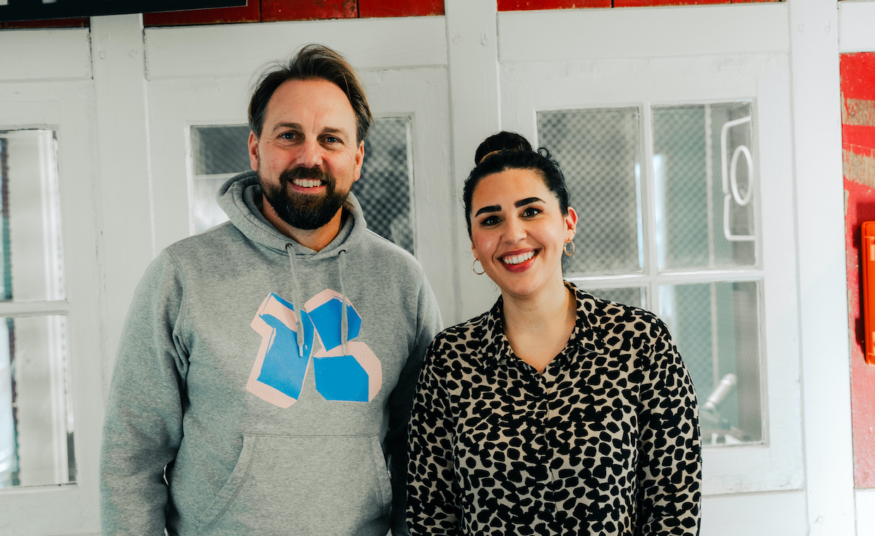 „Ich wollte auf die Bühne, ich wollte ins Rampenlicht, ich wollte reich sein“ – Podcasterin und Moderatorin Ariana Baborie im MONEY MONEY-Podcast – FinanceFWD