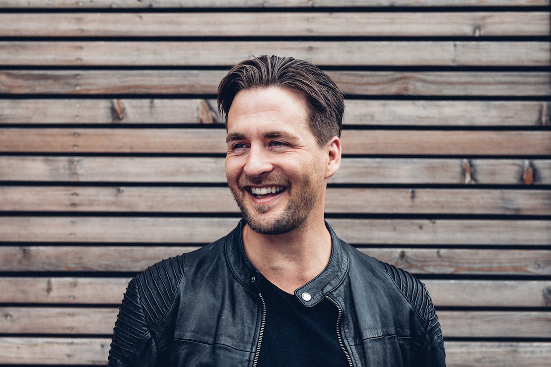 „Ich bin ein konservativer Anleger und kein großer Zocker“ – Sänger Alexander Klaws im MONEY MONEY-Podcast – FinanceFWD