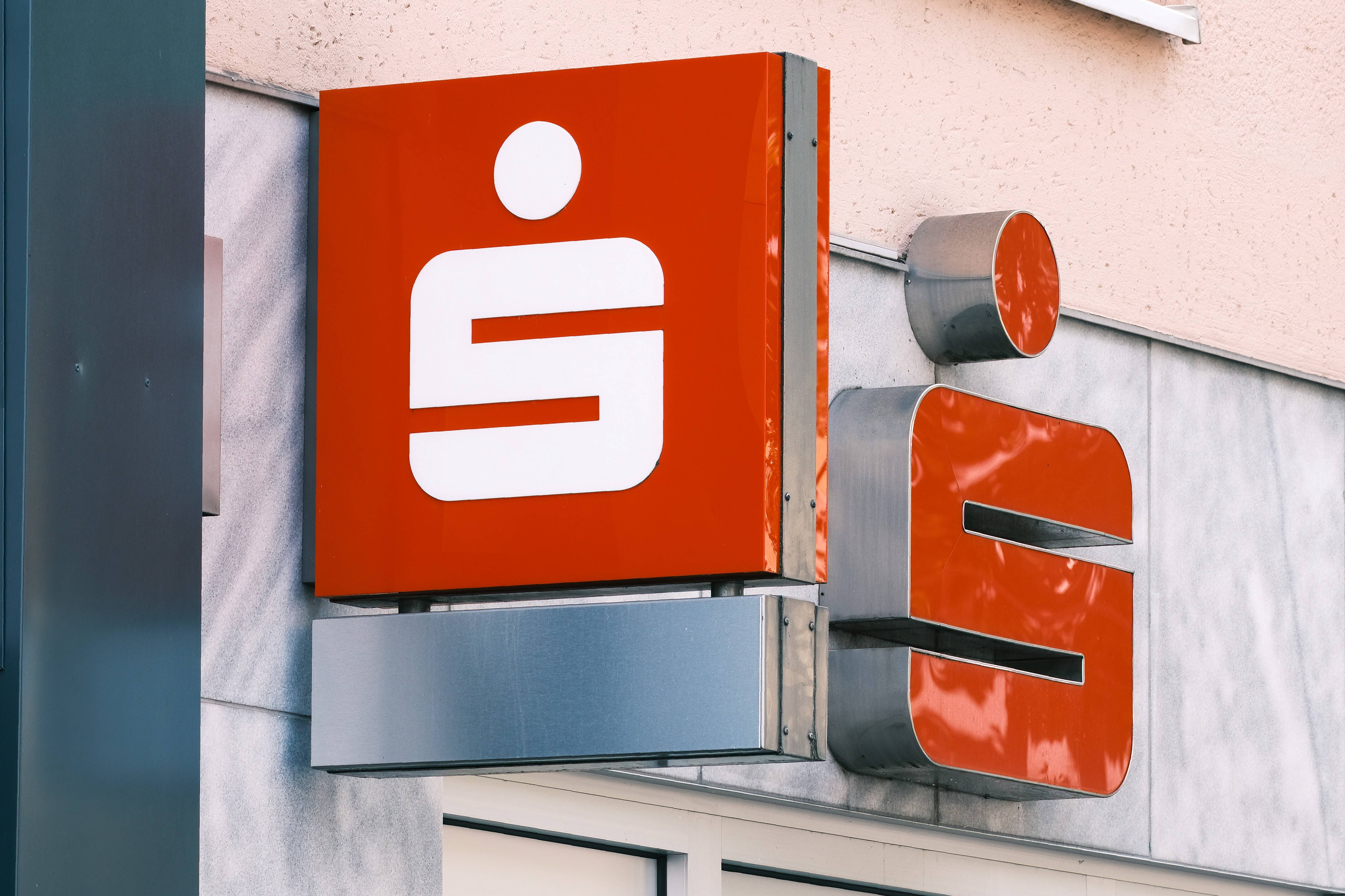 Sparkasse oder Solarisbank? Wo Startups ihre Fundings bunkern – FinanceFWD