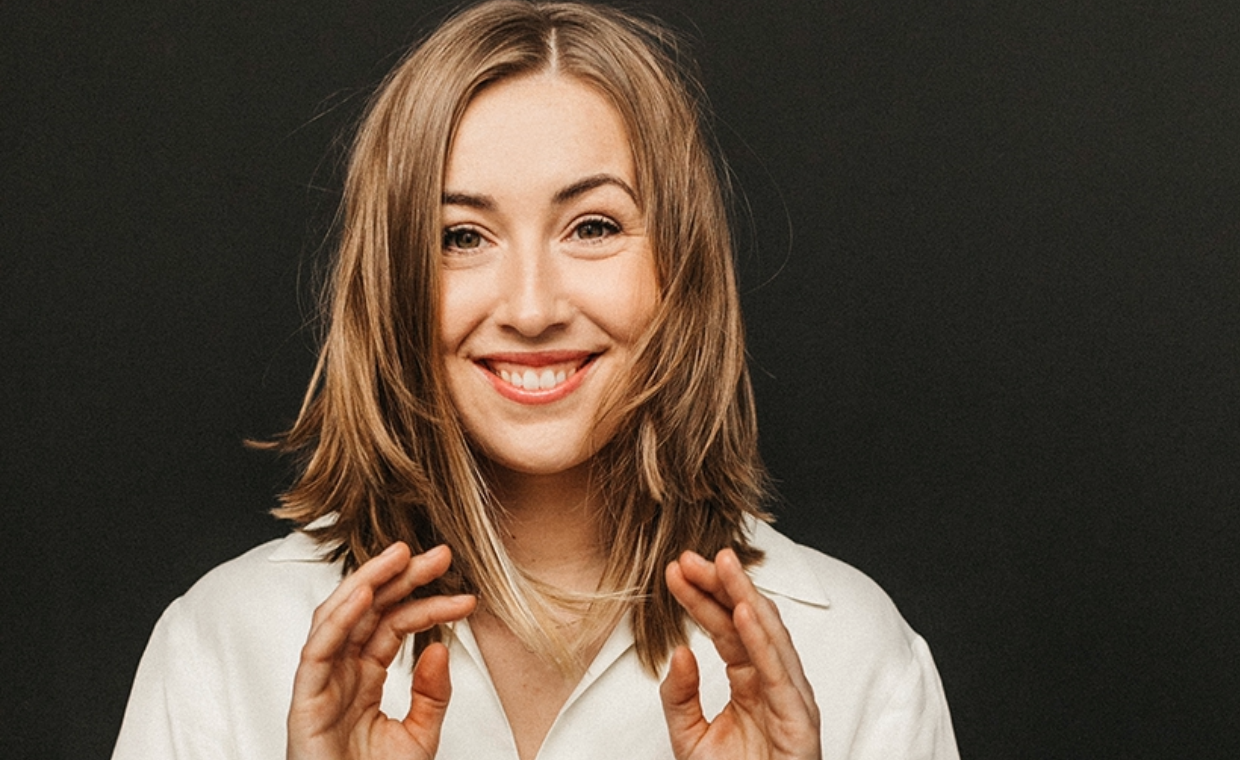„Verhandlungsprofis können mit Stille umgehen“ –  Comedienne Lena Kupke im Female-Finance-Podcast – FinanceFWD