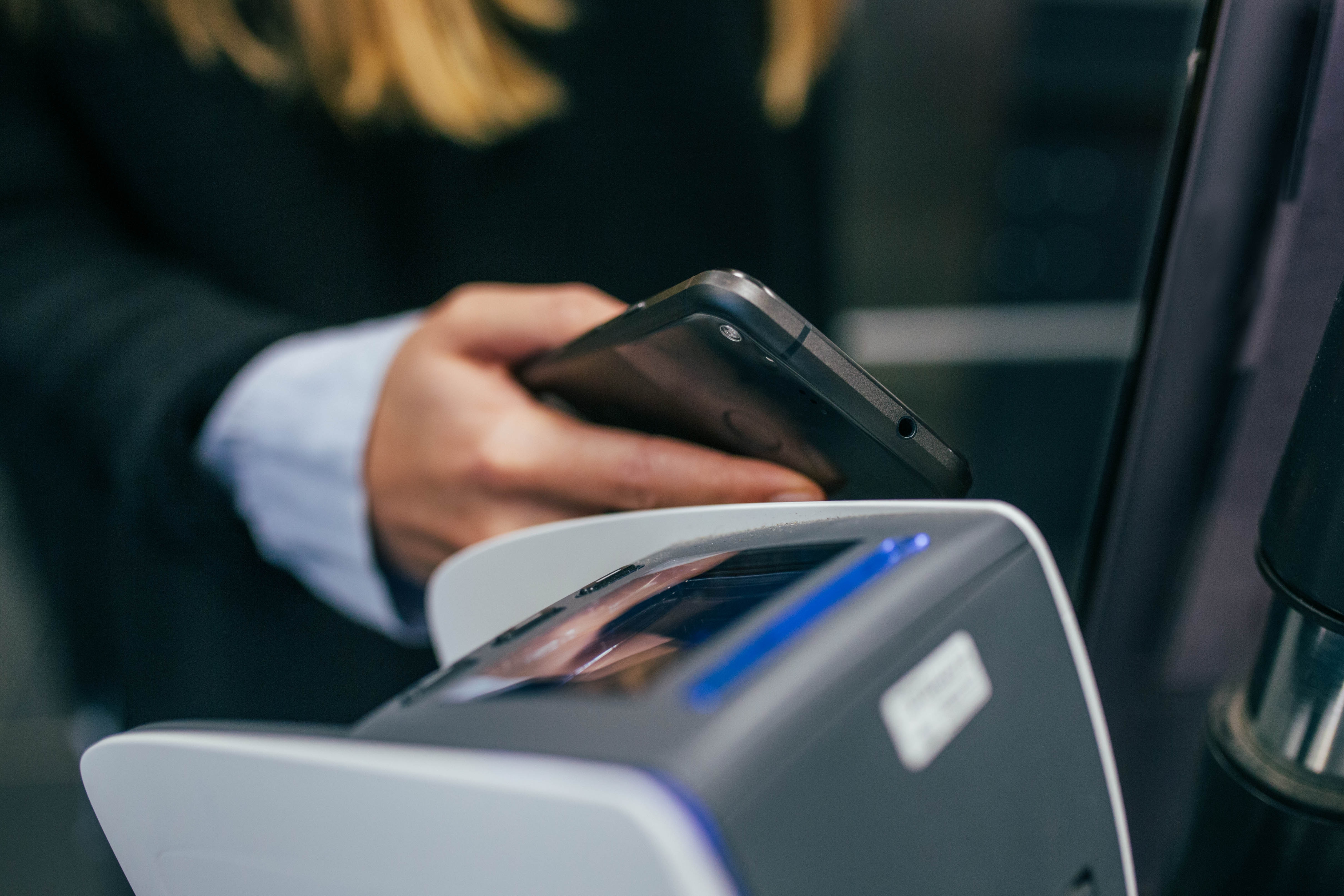Analyse zu Apple Pay vs. Google Pay: Welche Bank partnert mit wem – und wer macht sein eigenes Ding? – FinanceFWD