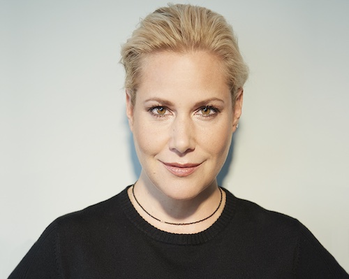 „Dann hat man 100 Ideen und im Zweifel sind alle scheiße“ – Keinohrhasen-Autorin Anika Decker über Kreativität in Unternehmen – FinanceFWD