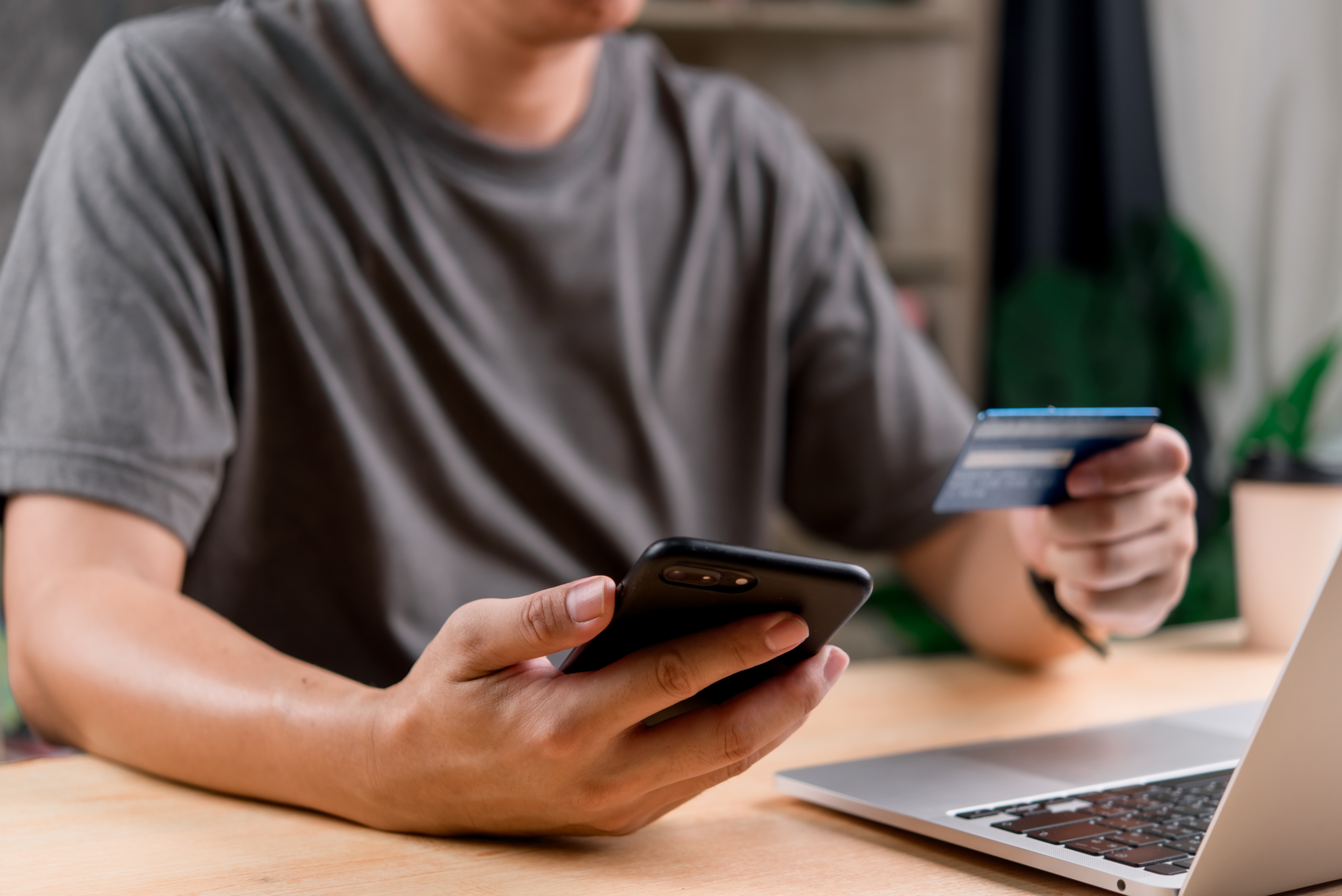 Kleinkredite im Internet: Wie sich junge Menschen verschulden – FinanceFWD