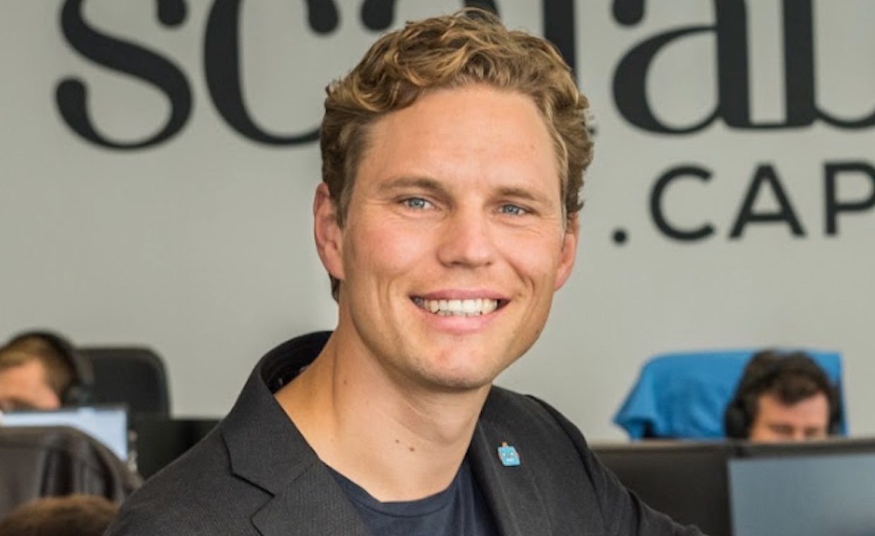 „Man saß da schon auf einem hohen Ross“ – Scalable-Gründer Erik Podzuweit im FinanceFWD-Podcast – FinanceFWD